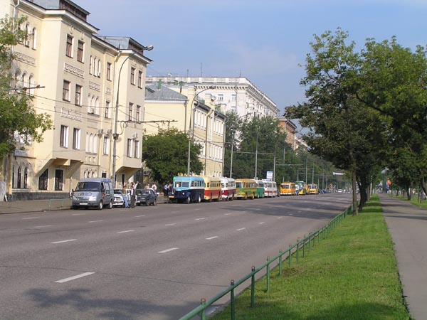 Колонна музейных автобусов на Ленинградском проспекте